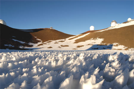 マウナケア山頂の天文台と雪