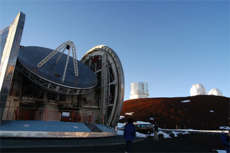 マウナケア山頂のカルテクサブミリ波天文台の電波望遠鏡